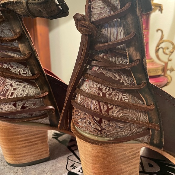 FREE BIRD by STEVEN GORGEOUS wine color with etched leather back PRISTINE - Picture 3 of 7